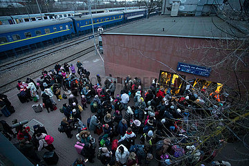Polen  Chelm - Ukraine-Krieg: Zug mit ukrainischen Fluechtlingen der ukrainischen Eisenbahn erreicht den Bahnhof der Stadt nahe der polnisch-ukrainischen Grenze