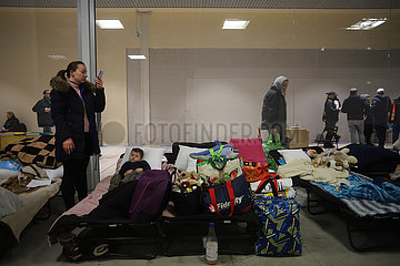 Polen  Przemysl - Ukraine-Krieg: Notunterkunft fuer ukrainische Fluechtlinge in ehemaligem Einkaufszentrum in der Stadt in Naehe der polnisch-ukrainischen Grenze