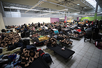 Polen  Mlyny - Ukraine-Krieg: Notunterkunft fuer ukrainische Fluechtlinge in dem Ort nahe der polnisch-ukrainischen Grenze