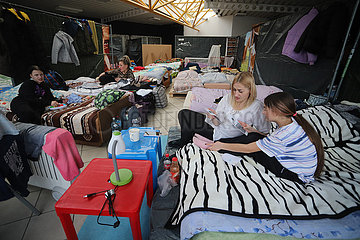 Polen  Chelm - Ukraine-Krieg: Notunterkunft in ehemaligem Autohaus fuer ukrainische Fluechtlinge in dem Ort nahe der polnisch-ukrainischen Grenze