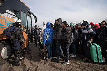 Polen  Medyka - Ukraine-Krieg  Ukrainische Fluechtlinge am Grenzuebergang Medyka steigen in Bus zur Weiterreise