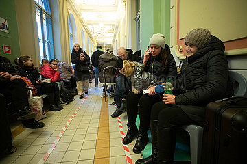 Polen  Przemysl - Ukraine-Krieg: Ukrainische Fluechtlinge im Haubtbahnhof der Stadt in Naehe der polnisch-ukrainischen Grenze