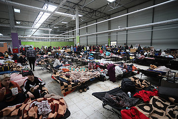 Polen  Mlyny - Ukraine-Krieg: Notunterkunft fuer ukrainische Fluechtlinge in dem Ort nahe der polnisch-ukrainischen Grenze