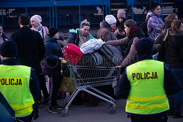 Polen  Chelm - Ukraine-Krieg: Ukrainische Fluechtlinge warten auf Weiterreise per Zug beim Bahnhof in der Stadt nahe der polnisch-ukrainischen Grenze
