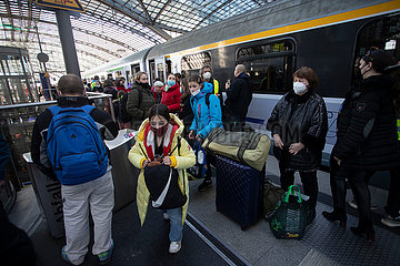 Deutschland  Berlin - Ukraine-Krieg: Ankunft von ukrainischen Fluechtlingen Berlin Hauptbahnhof