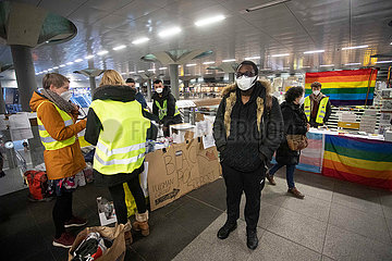 Deutschland  Berlin - Ukraine-Krieg: Ankunft von ukrainischen Fluechtlingen Berlin Hauptbahnhof: Support for people of colour