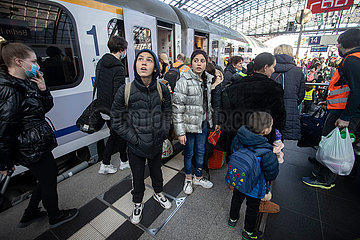 Deutschland  Berlin - Ukraine-Krieg: Ankunft von ukrainischen Fluechtlingen Berlin Hauptbahnhof