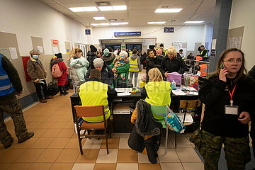 Polen  Chelm - Ukraine-Krieg: Ukrainische Fluechtlinge warten auf Weiterreise per Zug im Bahnhof in der Stadt nahe der polnisch-ukrainischen Grenze
