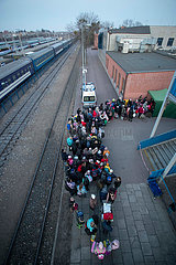 Polen  Chelm - Ukraine-Krieg: Mit Zug angekommene ukrainische Fluechtlingen der ukrainische stehen Schlange fuer Registrierung am Bahnsteig