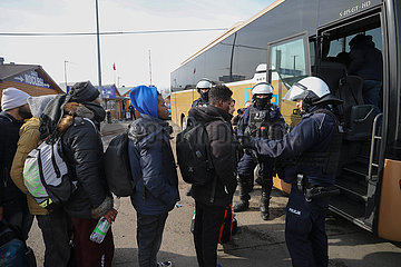 Polen  Medyka - Ukraine-Krieg  Ukrainische Fluechtlinge am Grenzuebergang Medyka steigen in Bus zur Weiterreise
