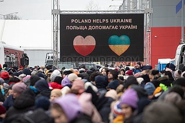Polen  Mlyny - Ukraine-Krieg: Koordinierung fuer Weiterreise und Unterbringing von ukrainischen Fluechtlingen in dem Ort nahe der polnisch-ukrainischen Grenze