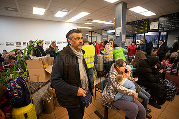 Polen  Chelm - Ukraine-Krieg: Ukrainische Fluechtlinge warten auf Weiterreise per Zug im Bahnhof in der Stadt nahe der polnisch-ukrainischen Grenze