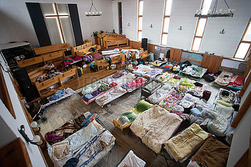Polen  Chelm - Ukraine-Krieg: Notunterkunft in einer Kirche fuer ukrainische Fluechtlinge in dem Ort nahe der polnisch-ukrainischen Grenze