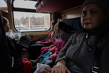Polen  Chelm - Ukraine-Krieg: Fluechtlinge vor Weiterreise per Zug in Naehe der polnisch-ukrainischen Grenze