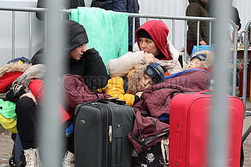 Polen  Mlyny - Ukraine-Krieg: Koordinierung fuer Weiterreise und Unterbringing von ukrainischen Fluechtlingen in dem Ort nahe der polnisch-ukrainischen Grenze