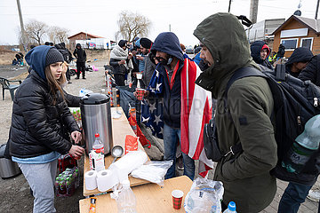 Polen  Medyka - Kriegsfluechtlinge aus der Ukraine am Grenzuebergang Medyka auf Weiterreise  vermutlich auslaendische Studenten