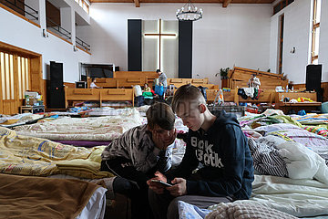 Polen  Chelm - Ukraine-Krieg: Notunterkunft in einer Kirche fuer ukrainische Fluechtlinge in dem Ort nahe der polnisch-ukrainischen Grenze