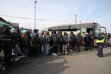 Polen  Medyka - Ukraine-Krieg  Ukrainische Fluechtlinge am Grenzuebergang Medyka warten auf Bus zur Weiterreise