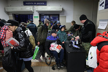 Polen  Chelm - Ukraine-Krieg: Ukrainischen Fluechtlingen erreichen den Bahnhof der Stadt nahe der polnisch-ukrainischen Grenze