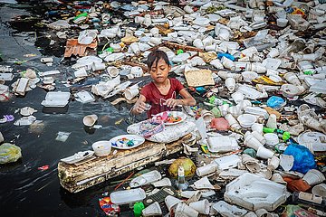 Children collecting Plastic
