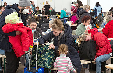 Berlin  Deutschland  DEU - Willkommenszelt fuer ukrainische Kriegsfluechtlinge am Berliner Hauptbahnhof