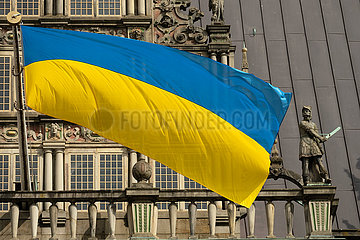 Deutschland  Bremen - ukrainische Fahne am Bremer Rathaus