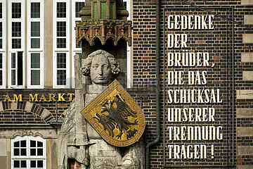 Deutschland  Bremen - Der Roland  ein Wahrzeichen der Hansestadt auf dem Marktplatz