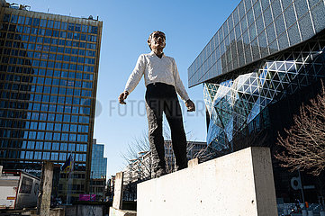 Berlin  Deutschland  Skulptur Balanceakt von Stephan Balkenhol vor dem Axel-Springer-Hochhaus in Kreuzberg