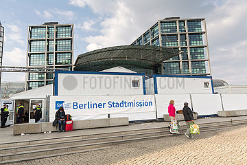 Berlin  Deutschland  DEU - Willkommenszelt fuer ukrainische Kriegsfluechtlinge am Berliner Hauptbahnhof