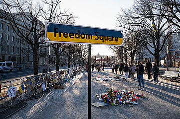 Berlin  Deutschland  Protest-Schild mit der Aufschrift Freedom Square vor der Russischen Botschaft Unter den Linden