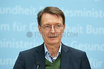 Berlin  Deutschland - Karl Lauterbach  Bundesminister fuer Gesundheit  bei einer Pressekonferenz im Bundesministerium.