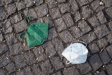 Berlin  Deutschland  Benutzte FFP2-Schutzmasken gegen Corona (Covid-19) liegen auf dem Boden