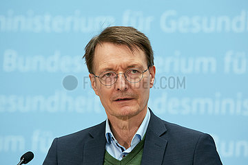 Berlin  Deutschland - Karl Lauterbach  Bundesminister fuer Gesundheit  bei einer Pressekonferenz im Bundesministerium.