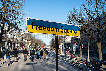 Berlin  Deutschland  Protest-Schild mit der Aufschrift Freedom Square vor der Russischen Botschaft Unter den Linden