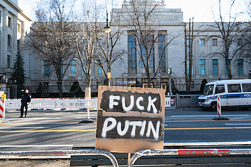 Berlin  Deutschland  Protest-Schild mit der Aufschrift Fuck Putin vor der Russischen Botschaft Unter den Linden