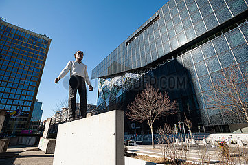 Berlin  Deutschland  Skulptur Balanceakt von Stephan Balkenhol vor dem Axel-Springer-Hochhaus in Kreuzberg
