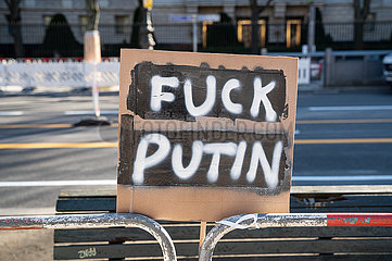 Berlin  Deutschland  Protest-Schild mit der Aufschrift Fuck Putin vor der Russischen Botschaft Unter den Linden