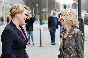 Berlin  Deutschland - Franziska Giffey begruesst Amy Gutmann vor dem Roten Rathaus.