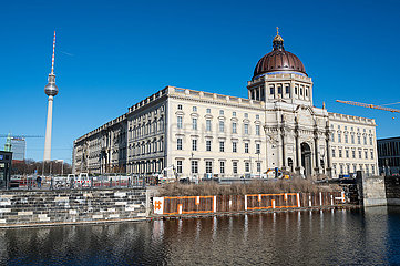 Berlin  Deutschland  Humboldt Forum im Bezirk Mitte mit westlicher Fassadenansicht und Kuppel