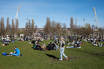 Berlin  Deutschland  Menschen geniessen einen sonnigen Fruehlingstag im Mauerpark in Prenzlauer Berg