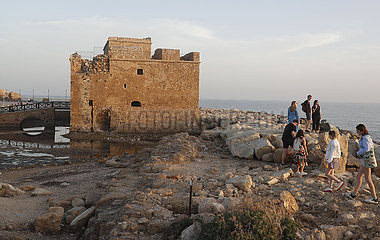 Cyprus-Paphos-Burg-Touristen
