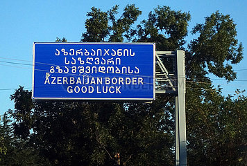 Lagodechi  Georgien  Schild an der Staatsgrenze zu Aserbaidschan mit dem Wunsch Alles Gute
