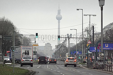 Berlin  Deutschland  Autoverkehr auf der Karl-Marx-Allee in Hoehe Frankfurter Tor