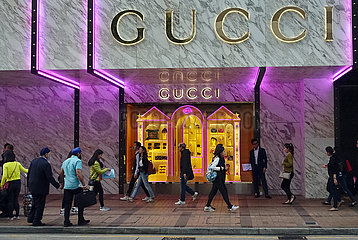 Hong Kong  China  Menschen laufen an einer Filiale von Gucci vorbei
