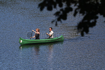 Dranse  Deutschland  Mann und Frau paddeln in einem Kanu ueber einen See