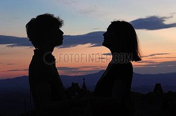 Bolsena  Italien  Silhouette: junges Paar schaut sich verliebt an
