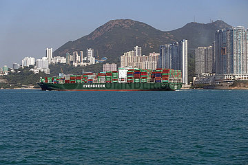 Hong Kong  China  Containerschiff Ever Lyric der Reederei Evergreen vor der Skyline