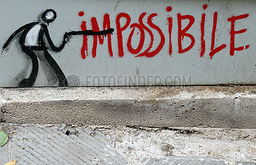 Perugia  Italien  Street-Art: Strichmaennchen und das Wort Impossibile sind an eine Hauswand gesprueht