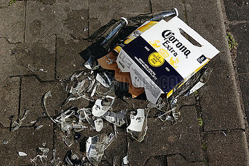 Berlin  Deutschland  Sechserpack Corona Extra liegt zerbrochen auf einer Strasse