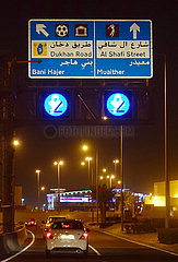 Doha  Katar  Autos bei Nacht auf der Al Shafi Street